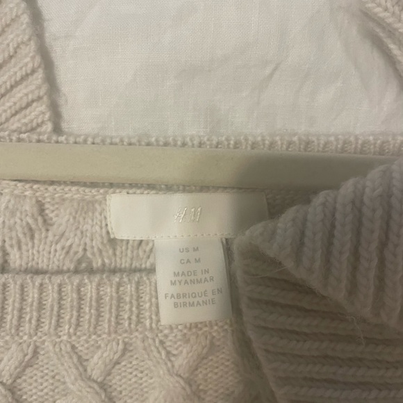 H&M cream sweater size medium. Worn once great condition - Picture 2 of 4